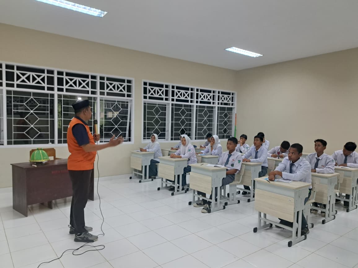 Kepala MAN 4 Bone Andi Muhammad Irfan, Menyampaikan Materi Kepemimpinan ke Peserta Diksar PKS