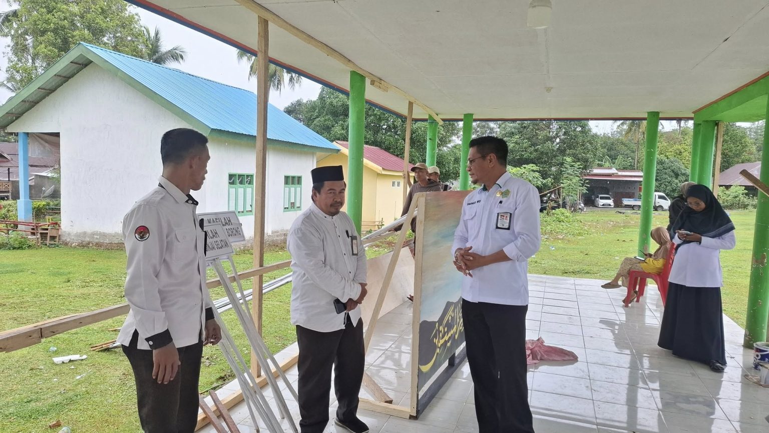 Faried Wajedi Kakankemeng Sinjai saat memantau Lokasi Persiapan Perhelatan STQH ke VII Tingkat Kab. Sinjai di Tellulimpoe