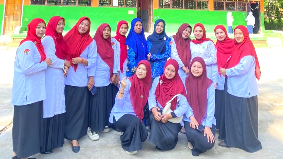 Kepala MAS YPPI Sapobonto, Rina Sulaeha, berpose bersama seluruh guru
