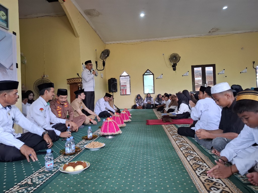 Kepala Seksi Bimas Islam H. Ramli, saat munaqasyah santri TPQ di Kecamatan Simbang.