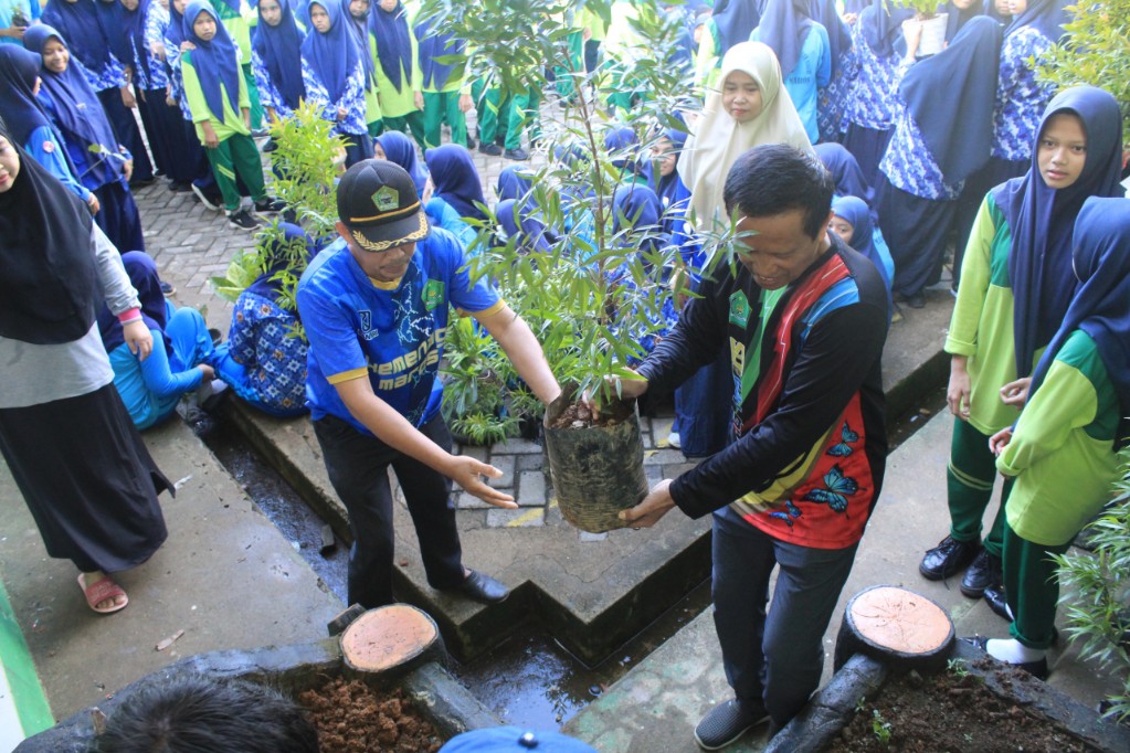 Asta aksi go green: penanaman pohon di MTsN 2 Maros (foto: ist).