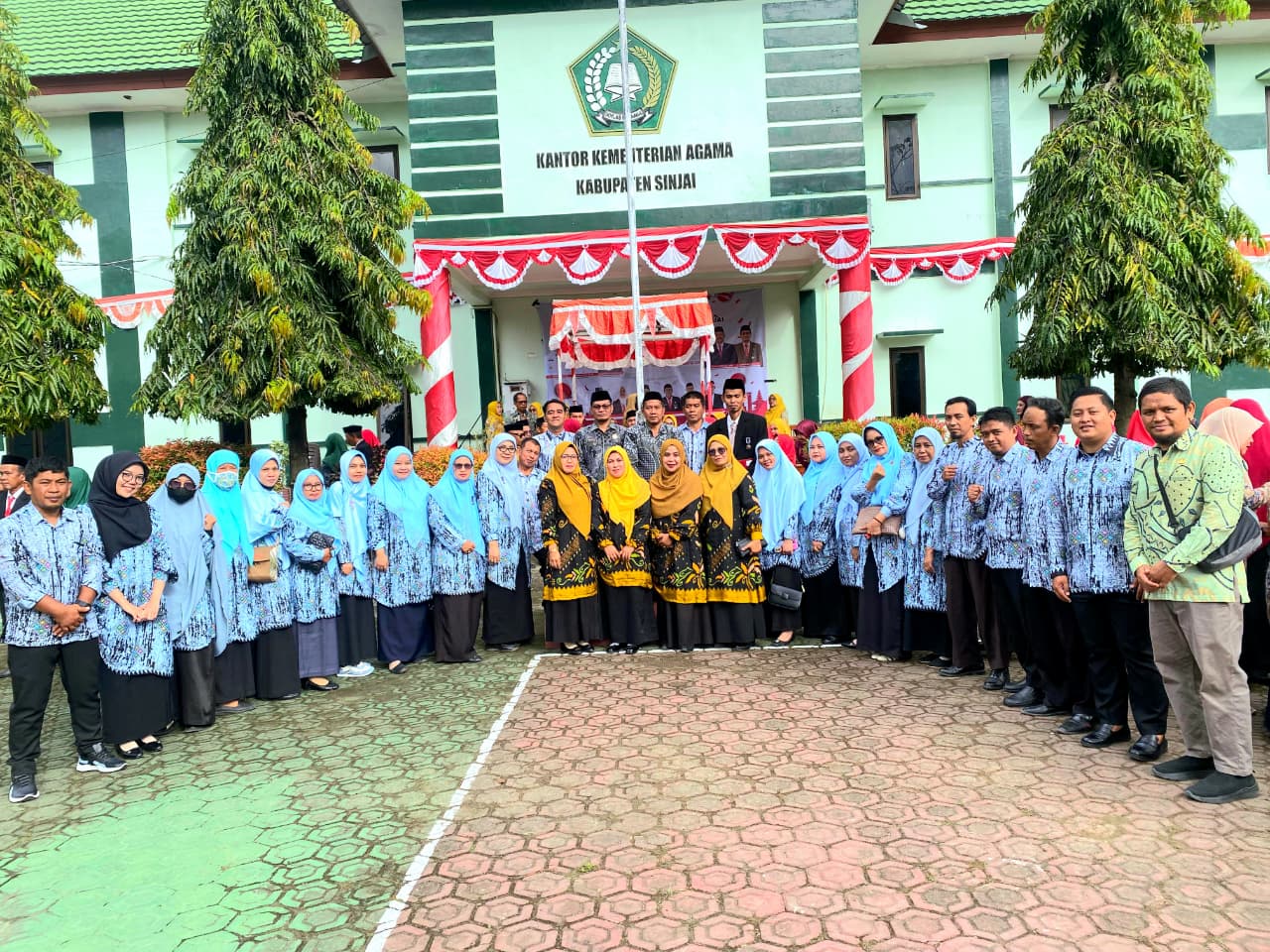 Stakeholder MTsN 1 Sinjai Ikuti Upacara HUT ke-80 Kemerdekaan RI di Kemenag Sinjai