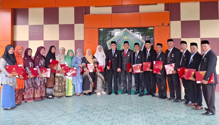 Pegawai Kemenag Sidrap Terima Anugerah Setya Lencana dan Cenderamata Sebagai Penghargaan Atas Dedikasi