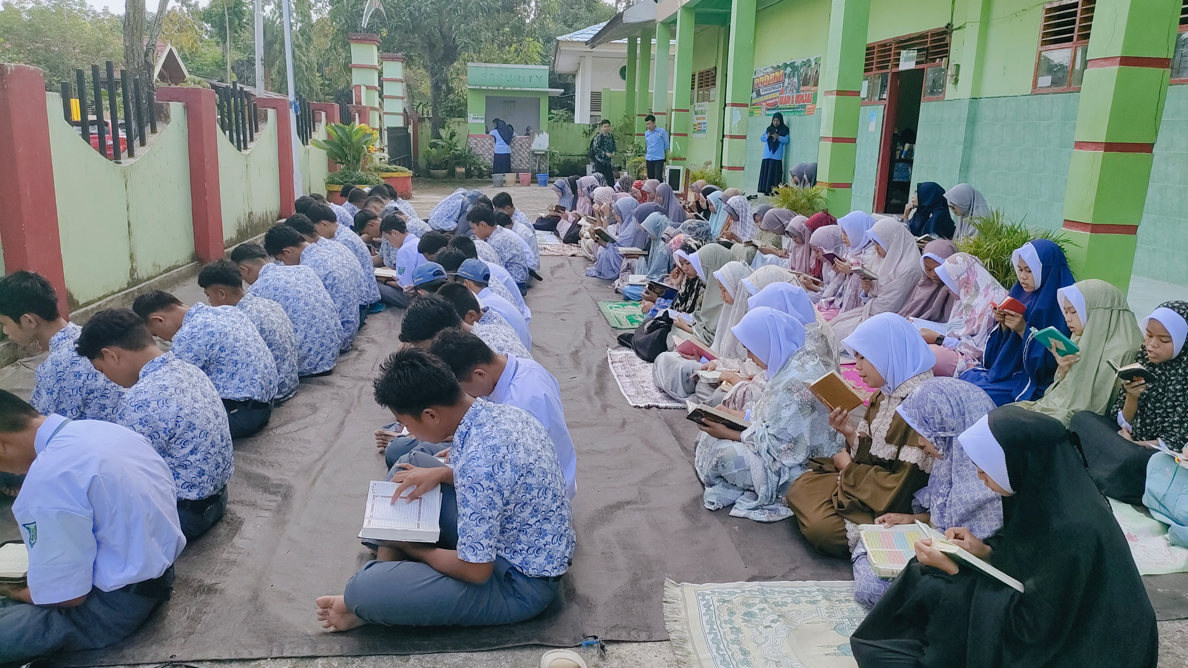 Peserta didik melaksanakan kegiatan tadarrus bersama di halaman madrasah