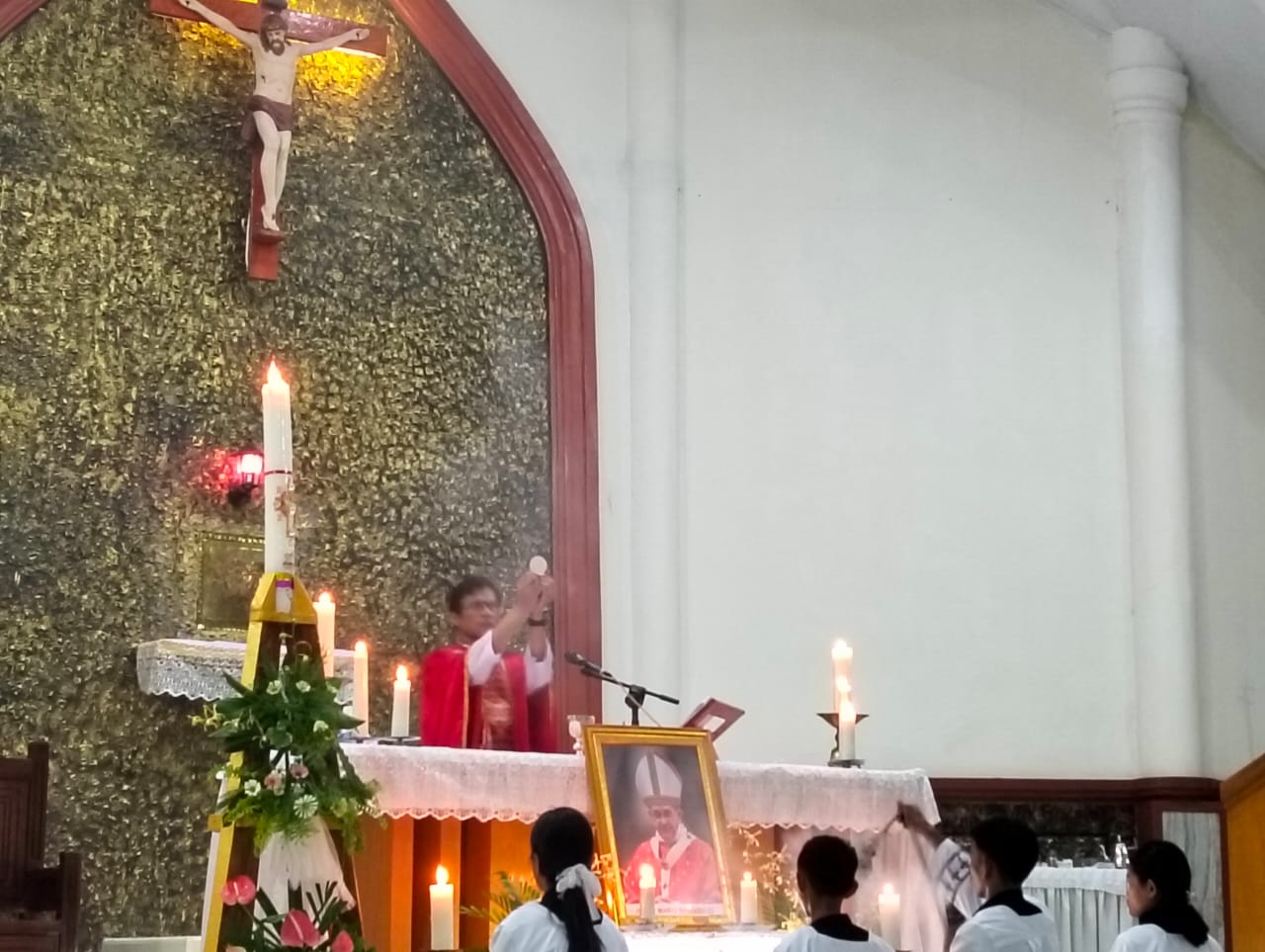 Umat Katolik Adakan Misa Requiem