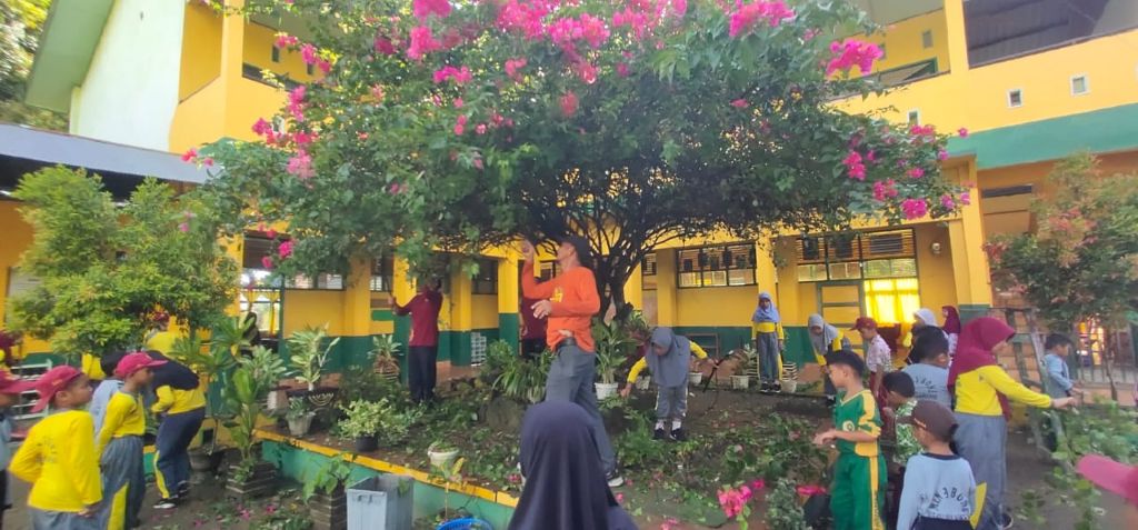 Menyambut bulan suci Ramadhan, Madrasah Ibtidaiyah Negeri (MIN) 3 Bone melaksanakan kegiatan kerja bakti