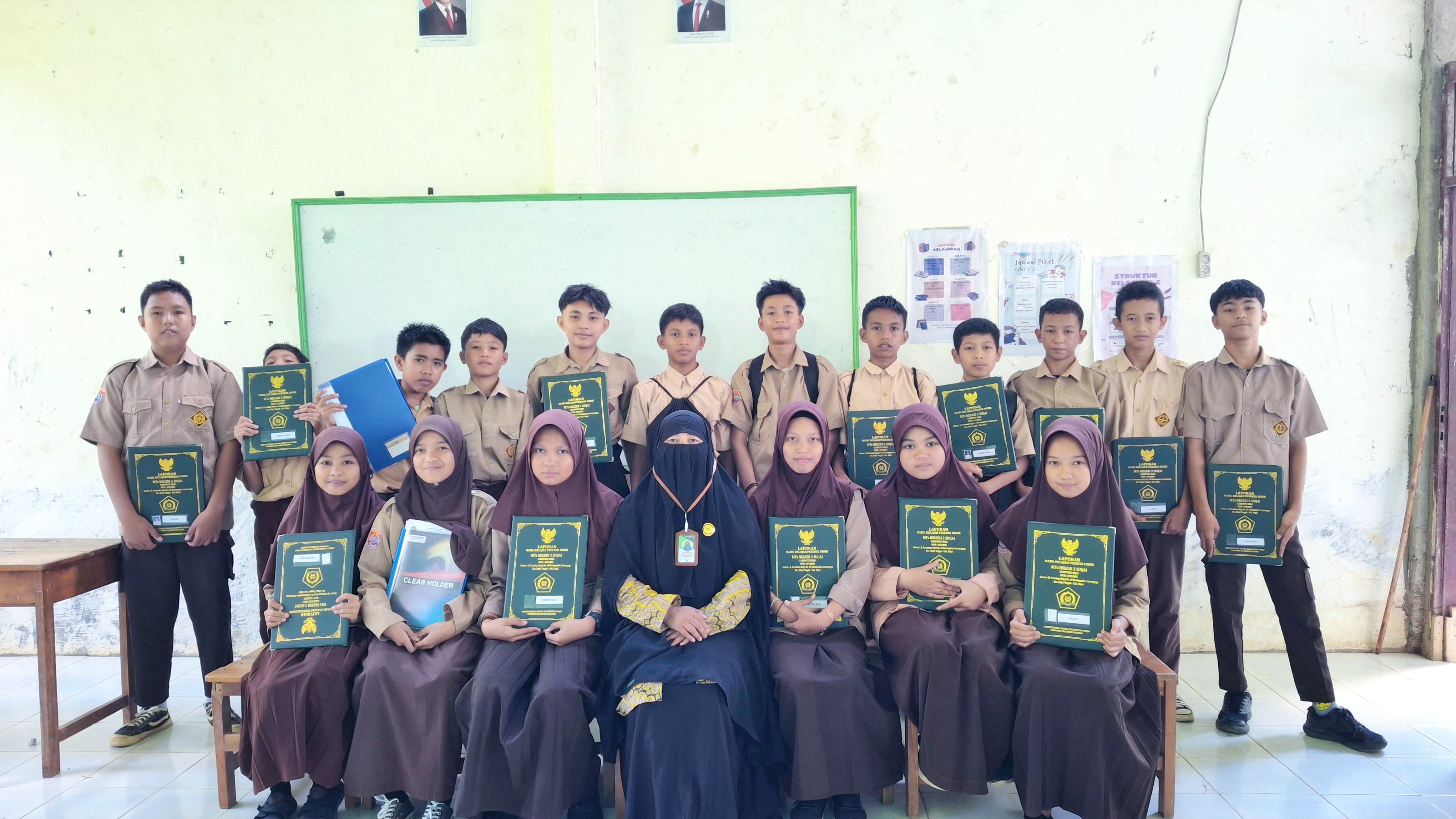 Madrasah Tsanawiyah Negeri 3 Sinjai menggelar pembagian rapor semester genap serentak  di dua tempat yaitu kampus Manimpahoi dan kampus Talle