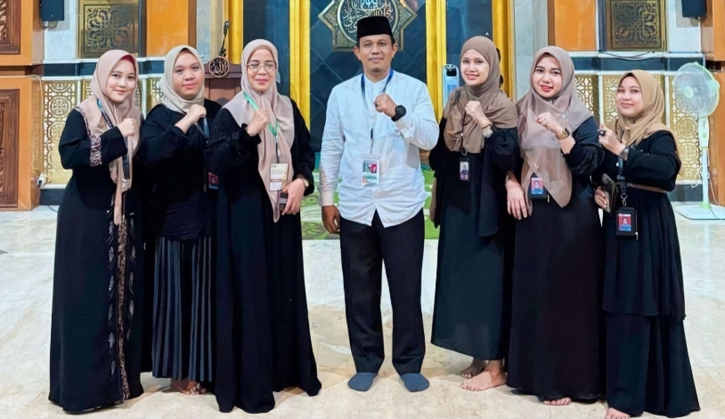 H.Mikail bersama staf setjen saat penjemputan JH Palopo 06 Juli 2025