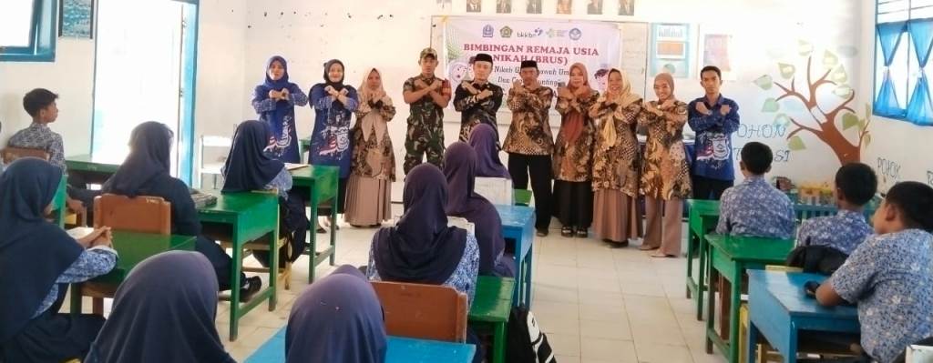 Kepala KUA Cenrana, Marratang, didampingi Penyuluh Agama Islam, saat memberikan bimbingan kepada siswa SMP Satap 3 Bone tentang pentingnya menunda pernikahan usia dini dan memprioritaskan pendidikan dalam kegiatan BRUS.