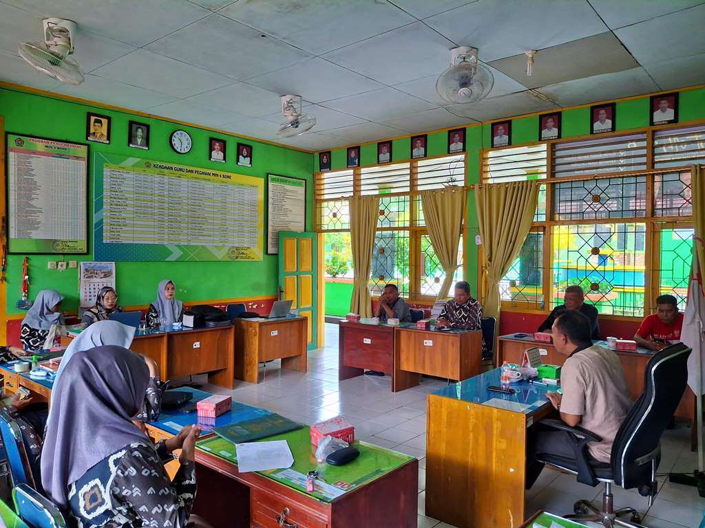 Suasana rapat koordinasi guru dan staf MIN 4 Bone yang berlangsung penuh semangat dan kekeluargaan di ruang guru. Kegiatan ini menjadi momen penting untuk menyelaraskan program kerja demi meningkatkan mutu pendidikan madrasah.