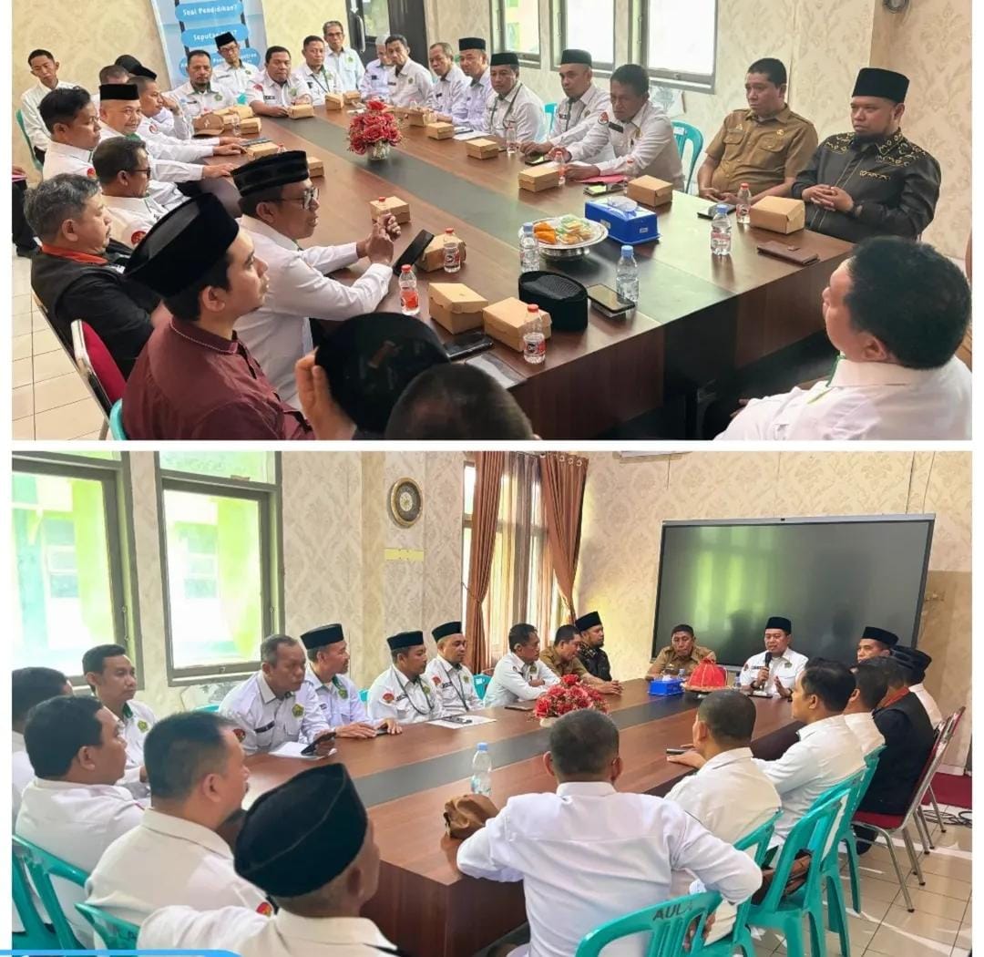 Rapat di ruang rapat pimpinan