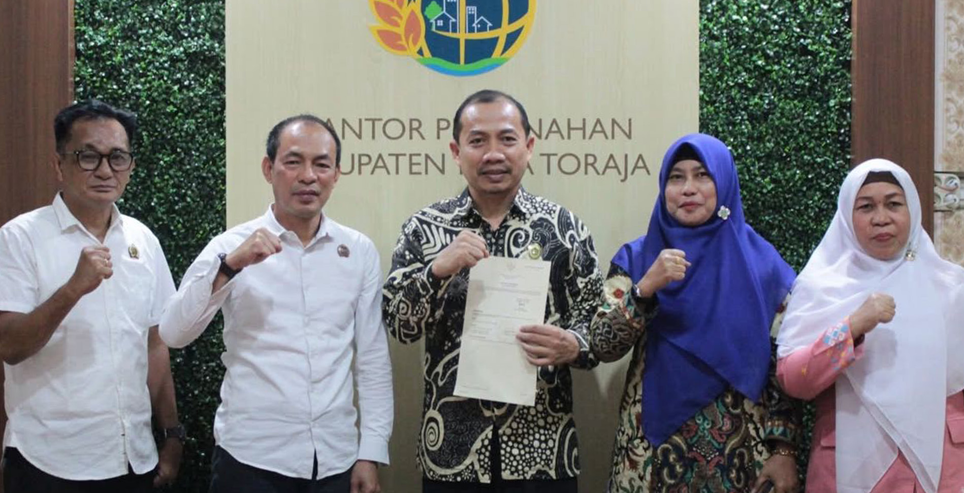Kepala Kantor Kementerian Agama Kabupaten Tana Toraja, H. Usman Senong, menerima lima sertifikat tanah wakaf yang diserahkan langsung oleh Kepala Kantor Agraria dan Tata Ruang/Badan Pertanahan Nasional (ATR/BPN)