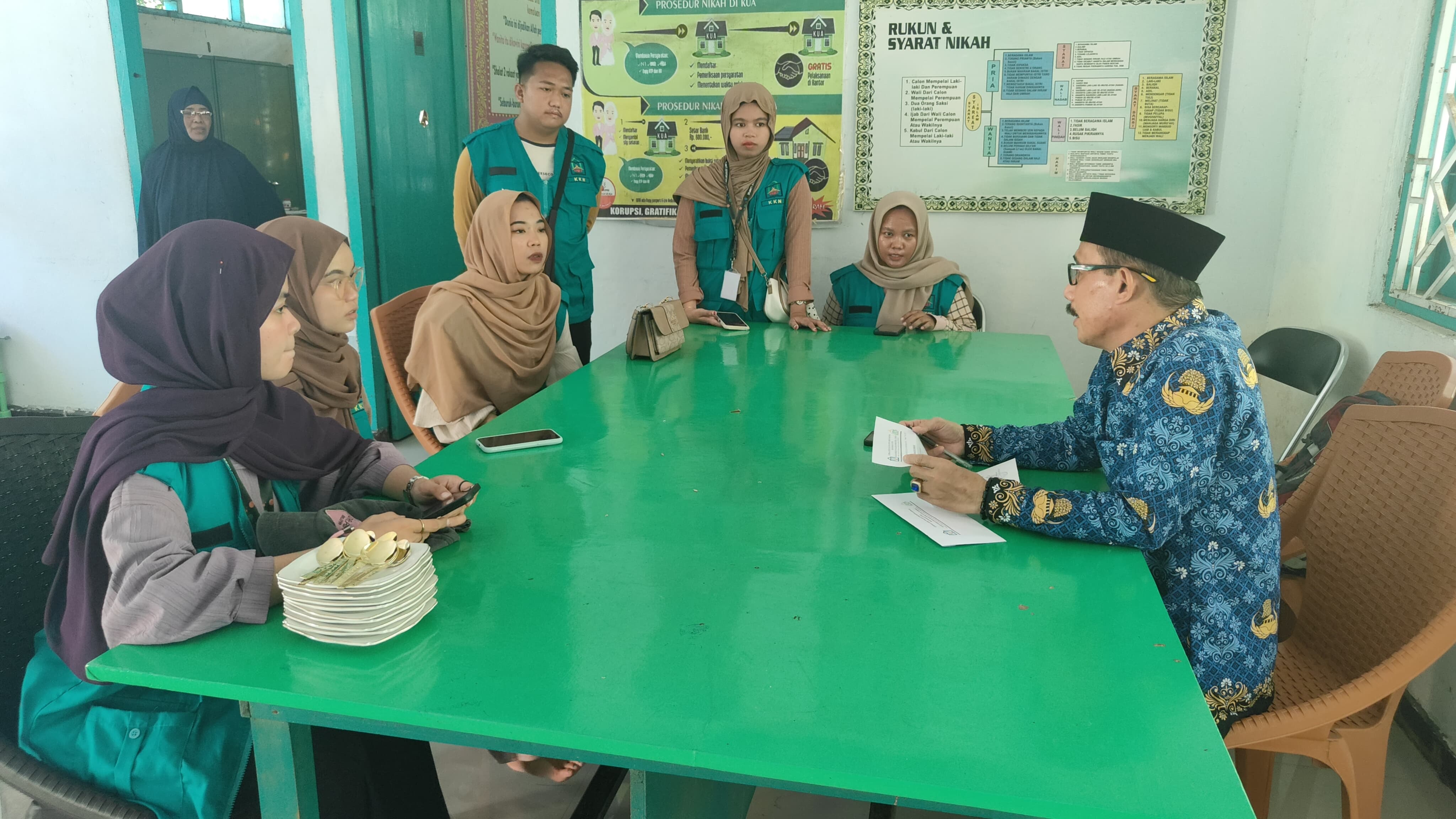 Mahasiswa KKN IAIN Parepare Sambangi KUA Bacukiki Barat Minta Data Pernikahan Dini