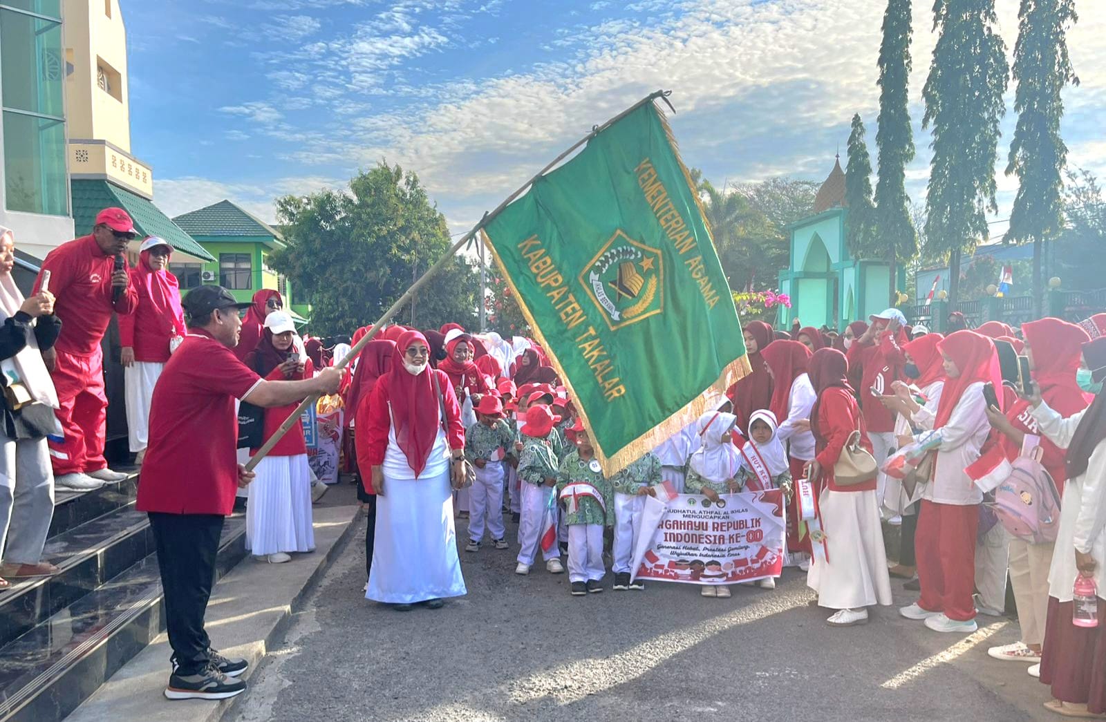 Solihin lepas peserta gerak jalan sehat kerukunan