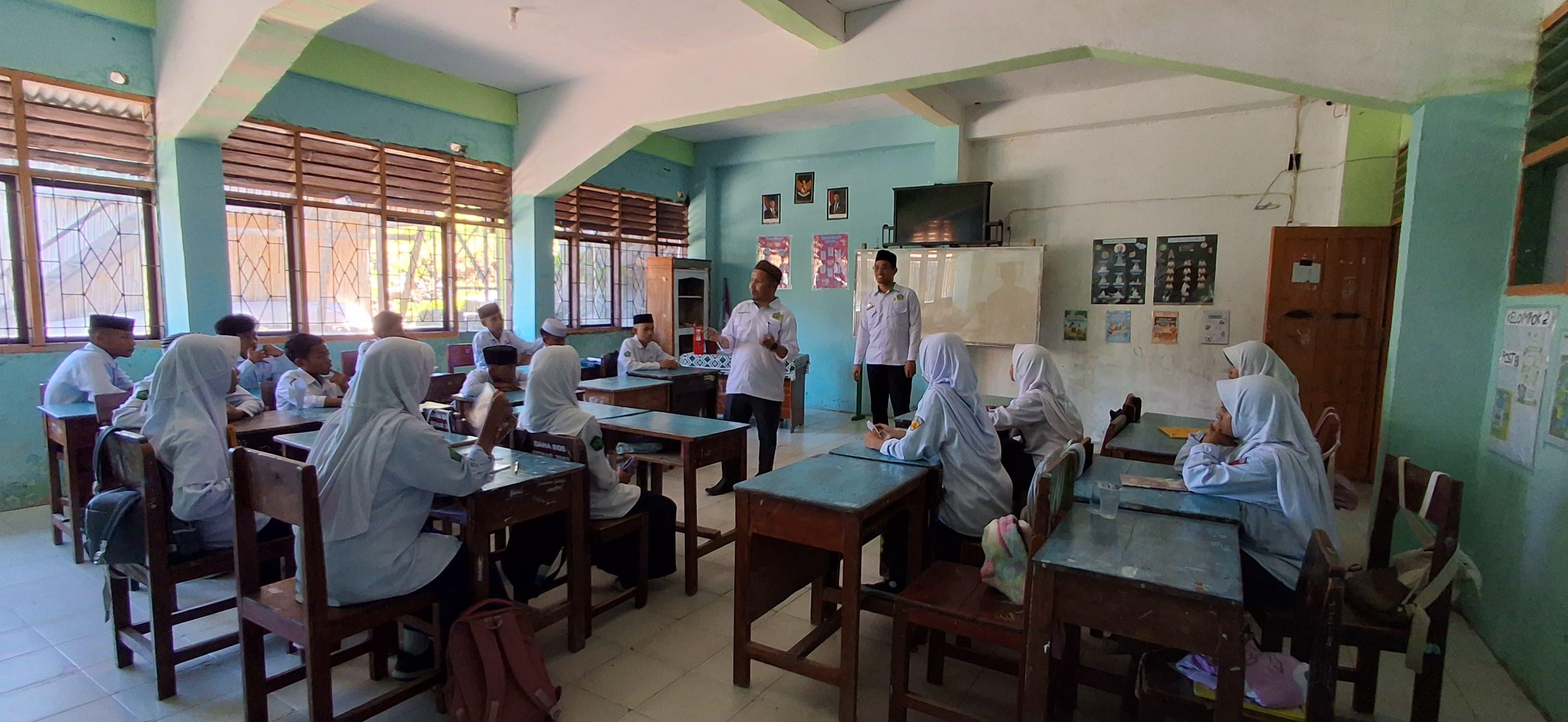Penyuluh Agama KUA Suppa Sosialisasikan Program Pembinaan Al-Qur’an Berbasis Bahasa Arab di MTs DDI Ujung Lero