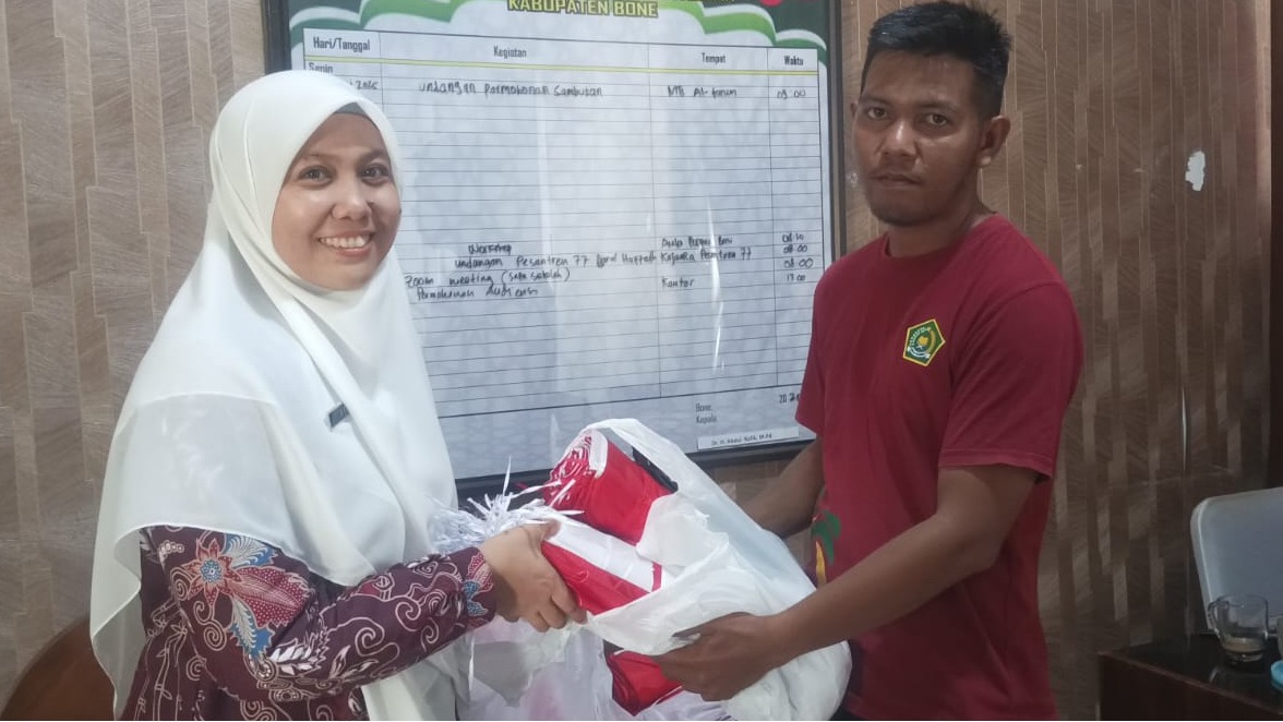 ASN MTsN 1 Bone Serahkan Bendera Merah Putih ke Kemenag Bone, Dukung Gerakan Nasional Pembagian Bendera