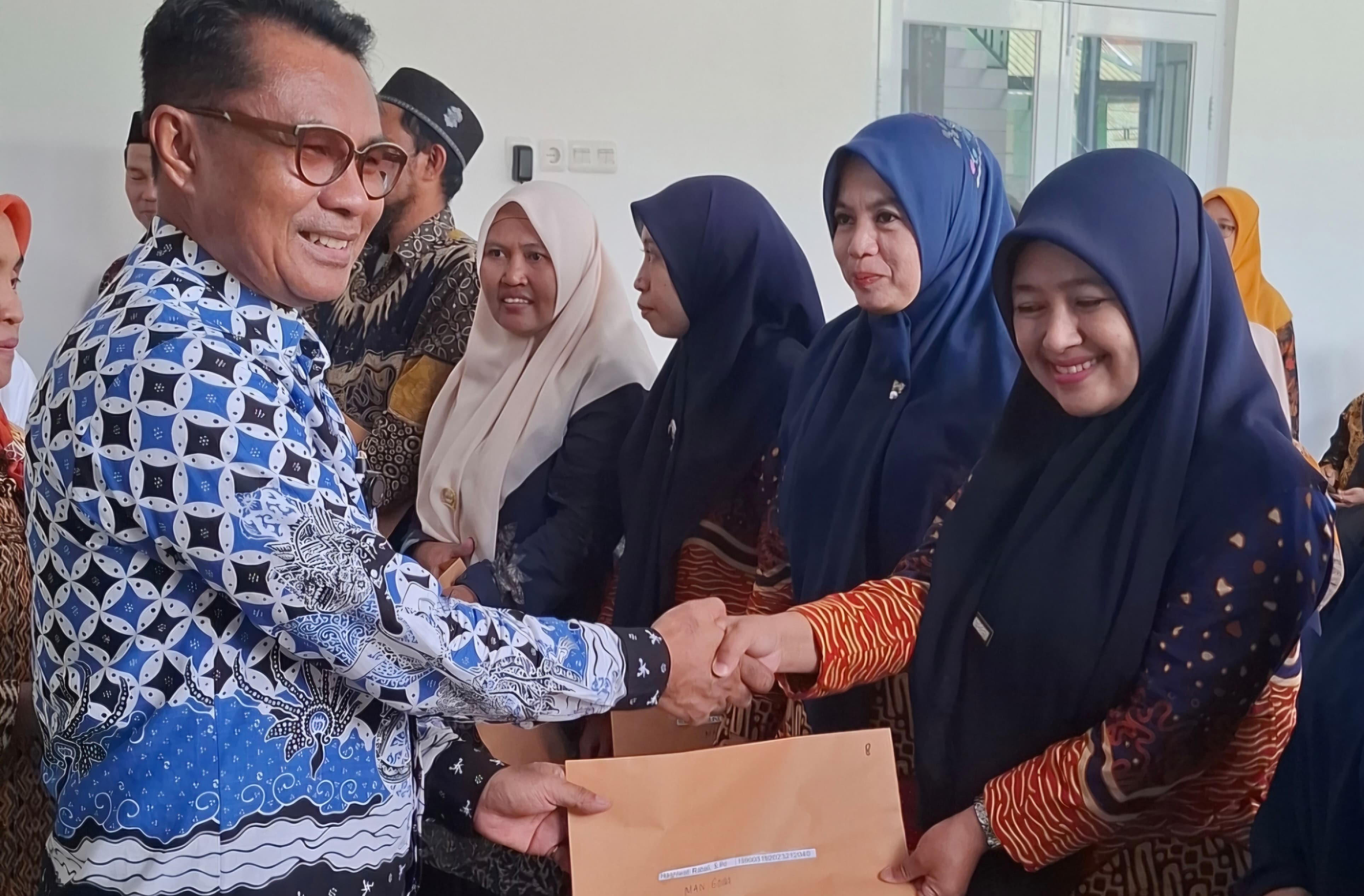 H. Saharuddin Saat Menyerahkan SK Redistribusi