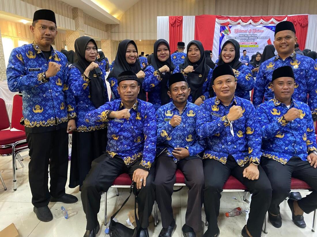 foto bersama dengan Kepala KUA Dua Boccoe