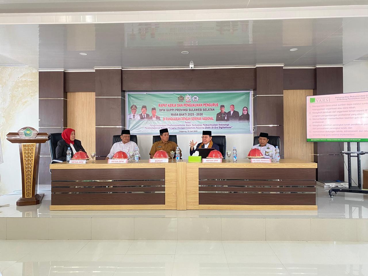 Rapat Kerja dan Pengukuhan Pengurus DWP Guppi Sulawesi Selatan 2025 - 2030 yang berlangsung di Aula PLHUT Kemenag Soppeng