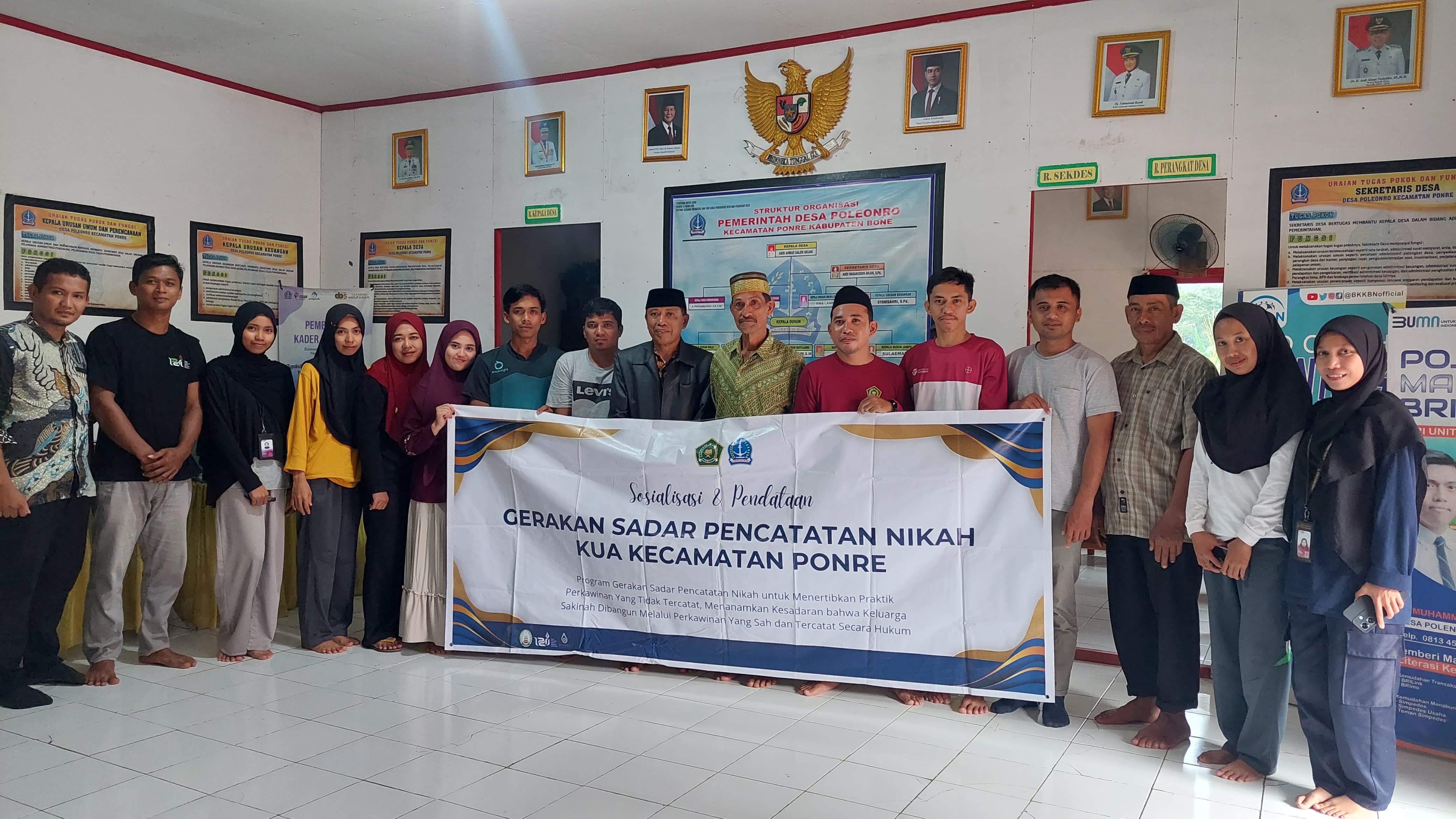 Foto bersama perangkat Desa Poleonro