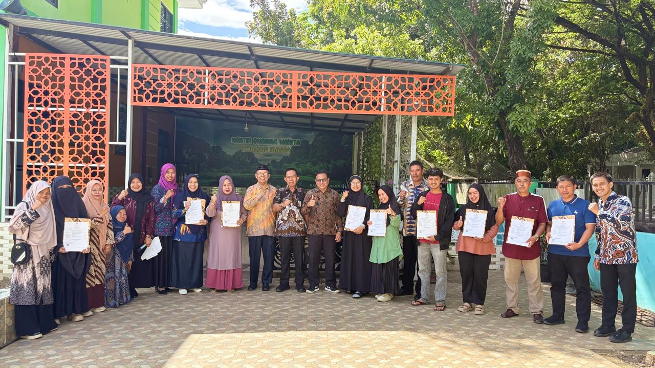 Sesaat setelah penyerahan sertifikat halal kepada pelaku usaha di kabupaten Maros.(foto: ist)