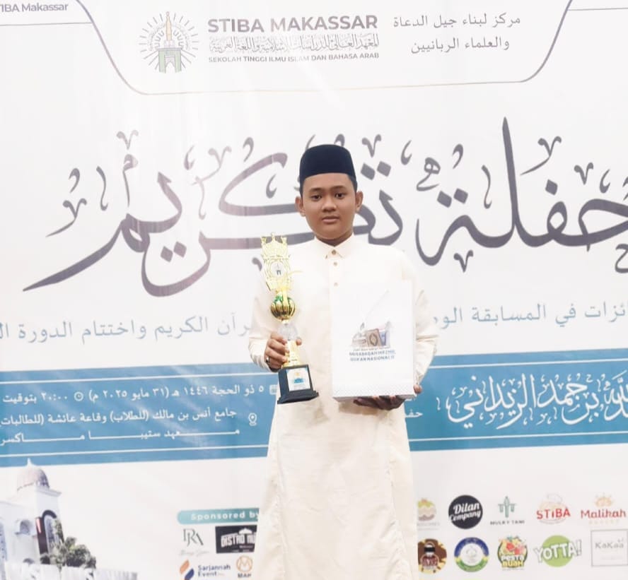 Wizam  Ahmad Albiruni saat menerima hadiah