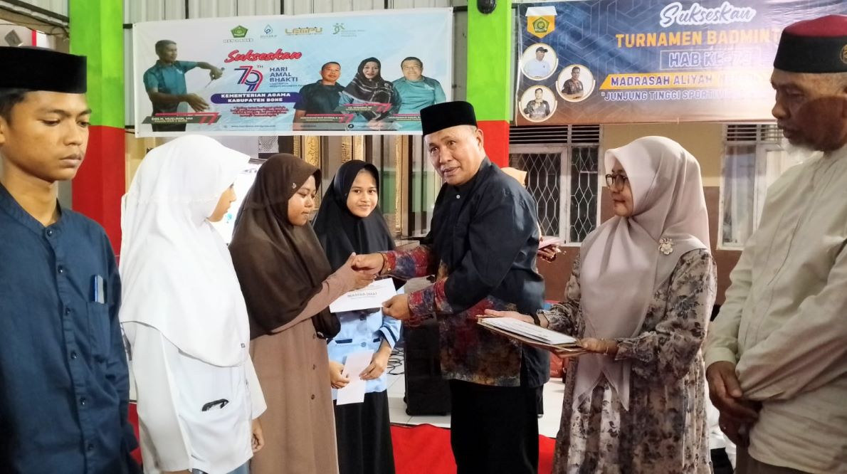 Kakan Kemenag Bone H. Abdul Rafik saat serahkan beasiswa zakat