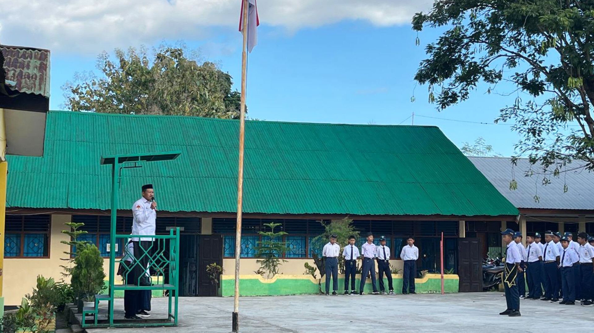 Kepala MTsN sampaikan amanatnya saat upacara Senin, 21 Juli 2025 (Foto: Humas MTsN Bantaeng)