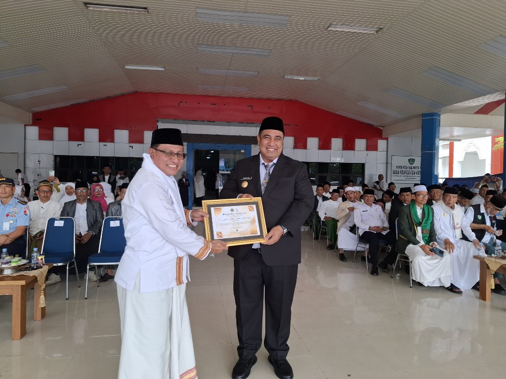 Kakankemenag Maros H. Muhammad memberikan penghargaan kepada Bupati Maros Chaidir Syam sebagai tokoh utama pendukung literasi santri.