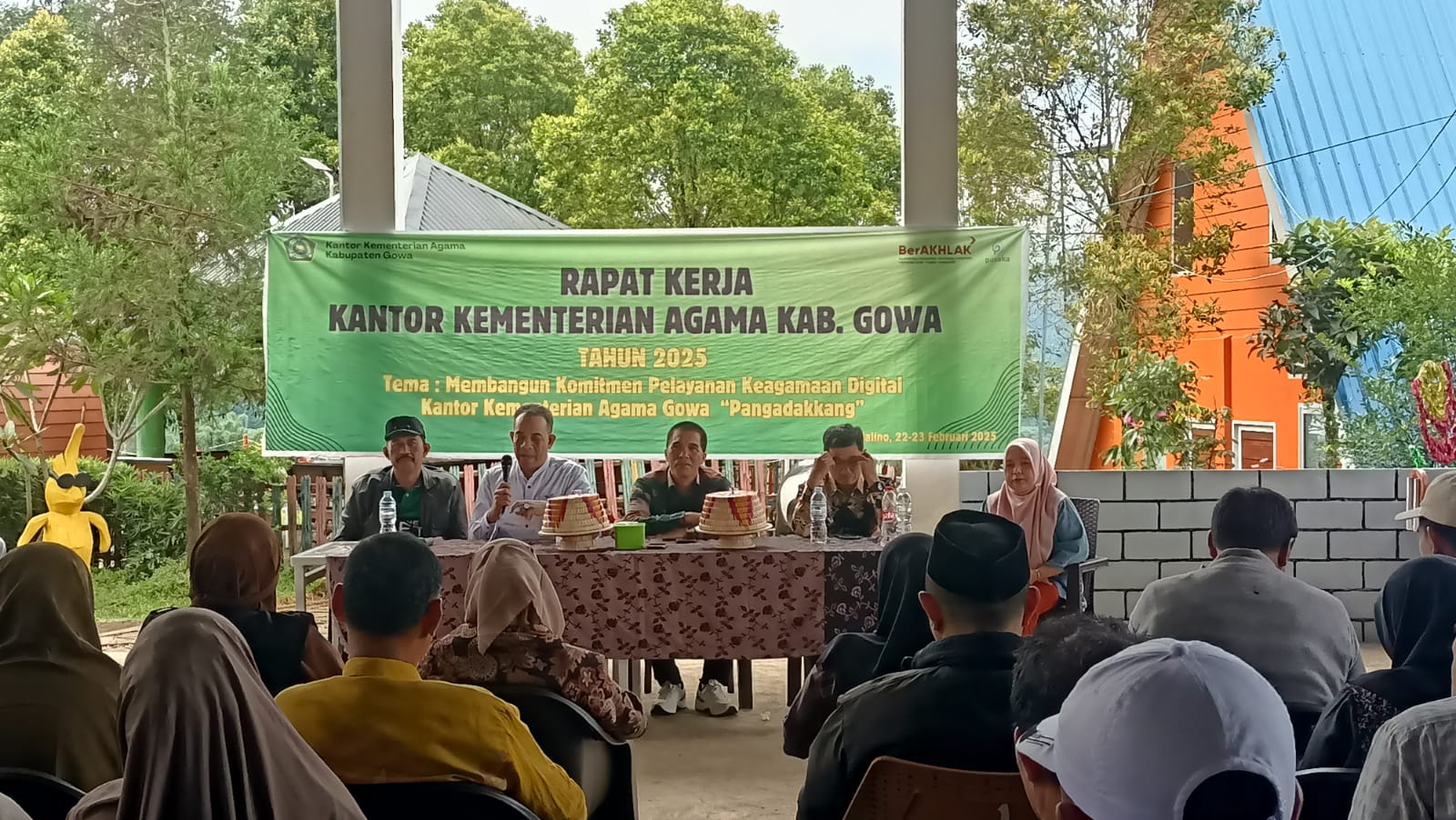 Kepala Bagian Tata Usaha Kanwil Kemenag Sulsel, H. Aminuddin didampingi oleh pejabat Eselon IV Kemenag Kabupaten Gowa