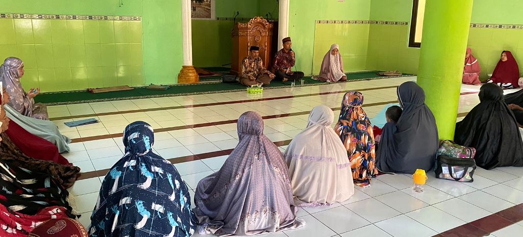 Penyuluh Agama Wafir, Sajrah, dan Hamdy saat menyampaikan materi pelestarian lingkungan di hadapan jamaah Majelis Taklim Permata Al-Kautsar Desa Pacubbe (Rabu, 23 Juli 2025).