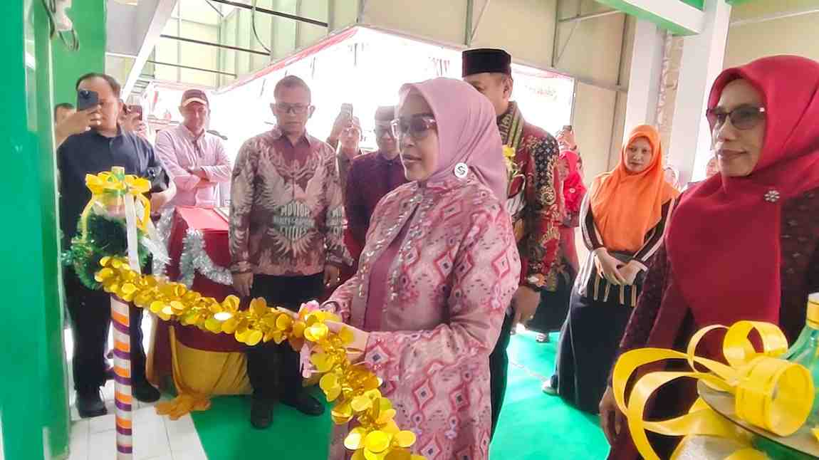 Pengguntingan pita dalam rangka Peresmian PTSP oleh Ketua DWP Kanwil Kemenag Sul-Sel