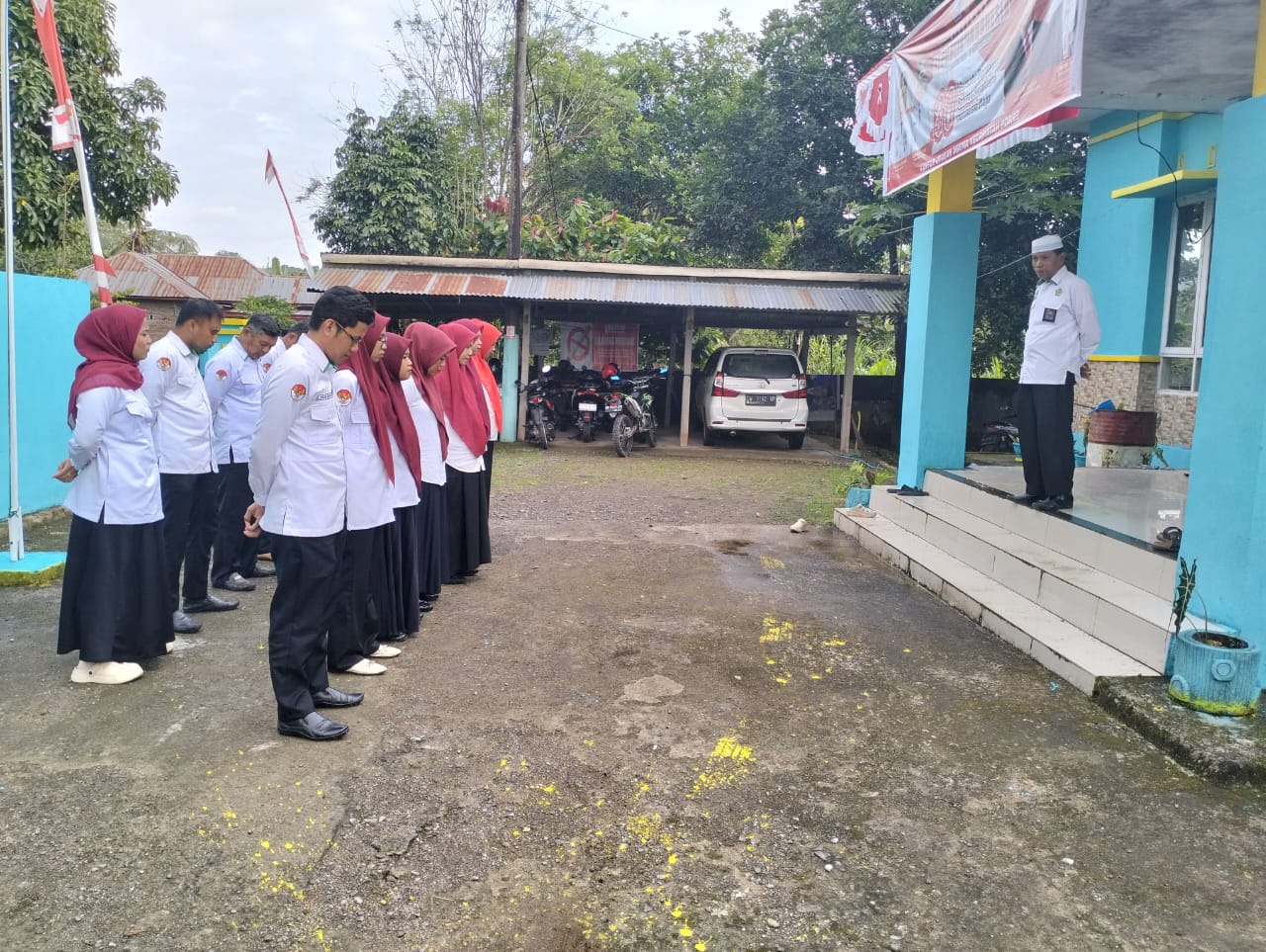 Apel pagi yang dilaksanakan di halaman kantor KUA Ponre