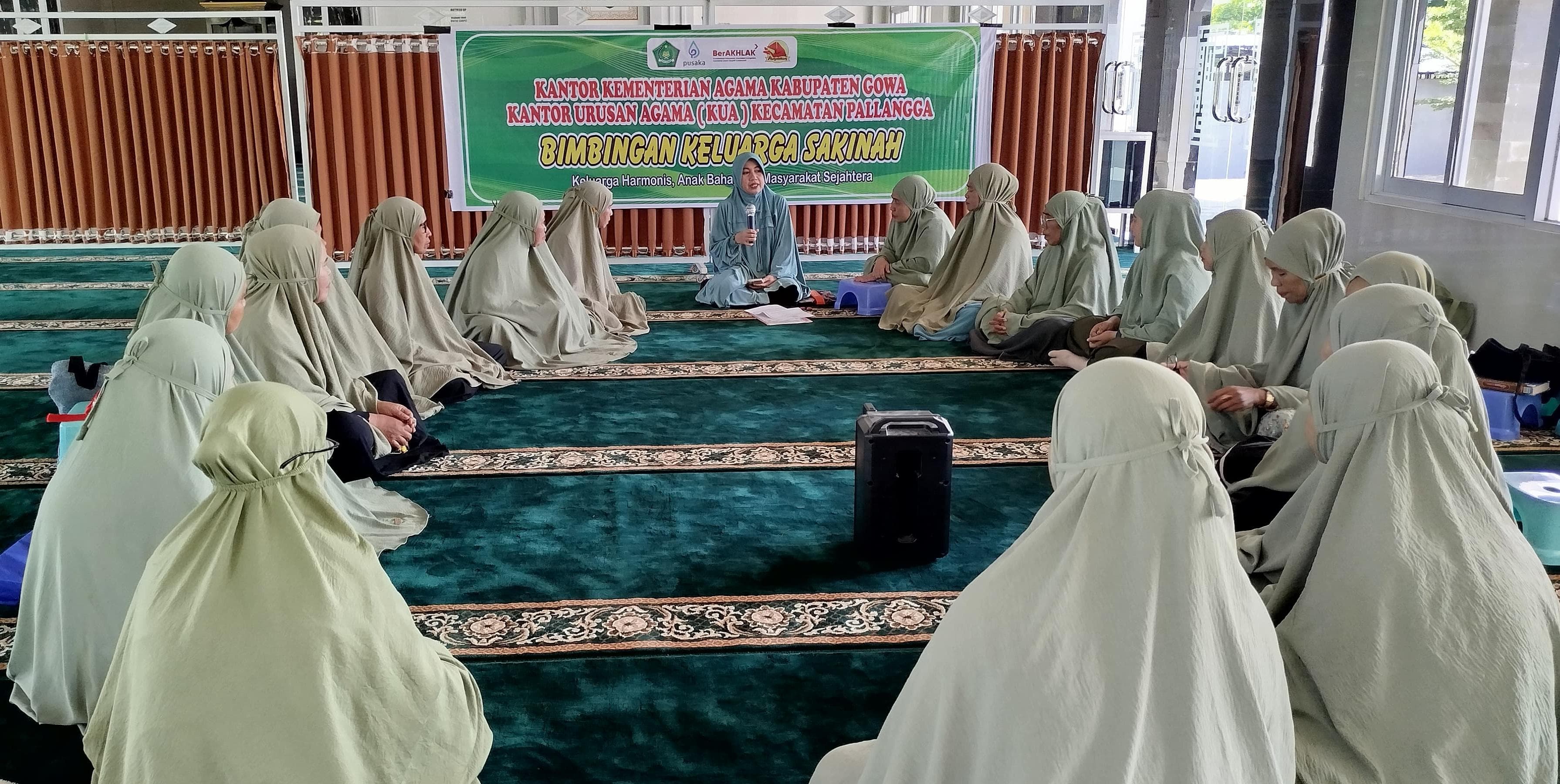 Marlina bersama para ibu MT binaan