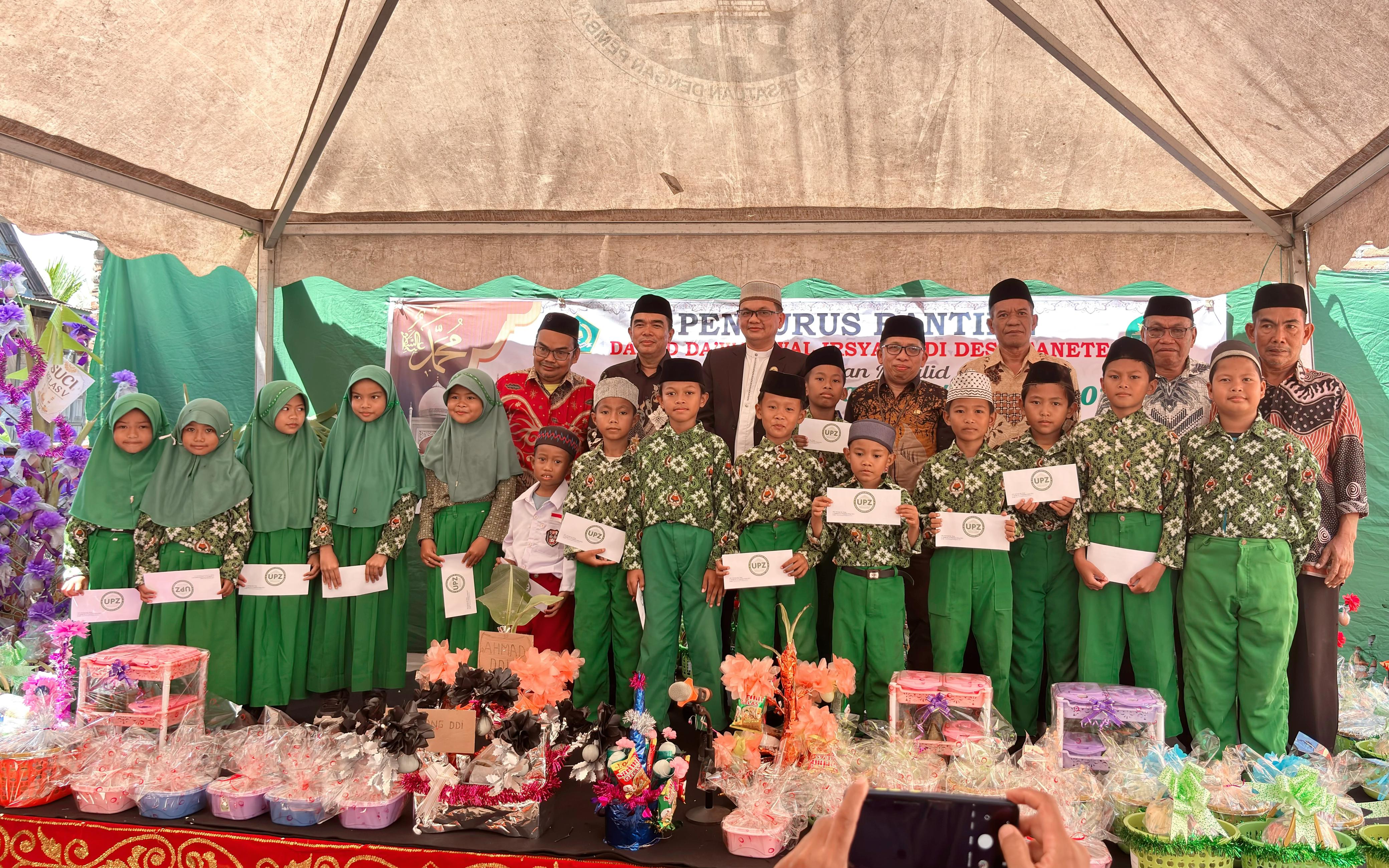 Berkah Maulid Nabi, Kemenag Sidrap Hadirkan Senyum bagi Siswa MI DDI Tanete melalui Bantuan Pendidikan