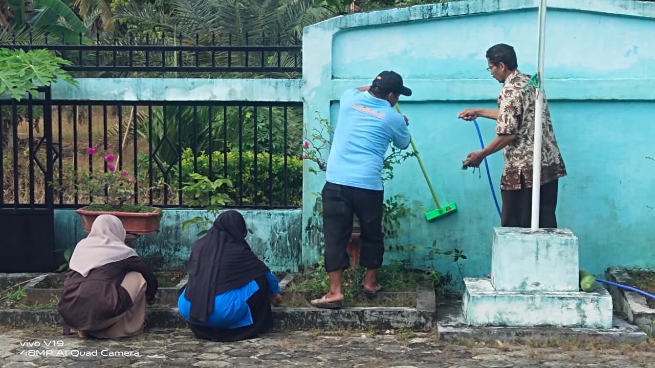 Kebersihan Adalah Sebagian dari Iman, Kepala KUA Batulappa Turun Langsung dalam Aksi Jum’at Bersih