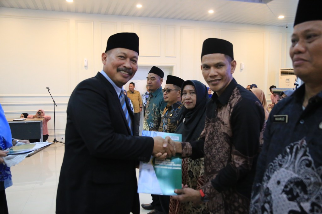 Kakanwil Kemenag Sulsel H. Ali Yafid saat melantik Kaur TU madrasah di Maros.