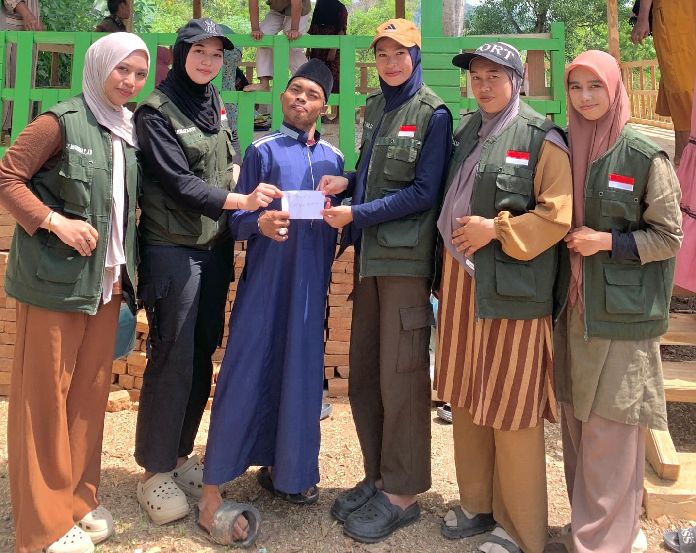 Sudirman bersama relawan di Peresmian Saung TPQ