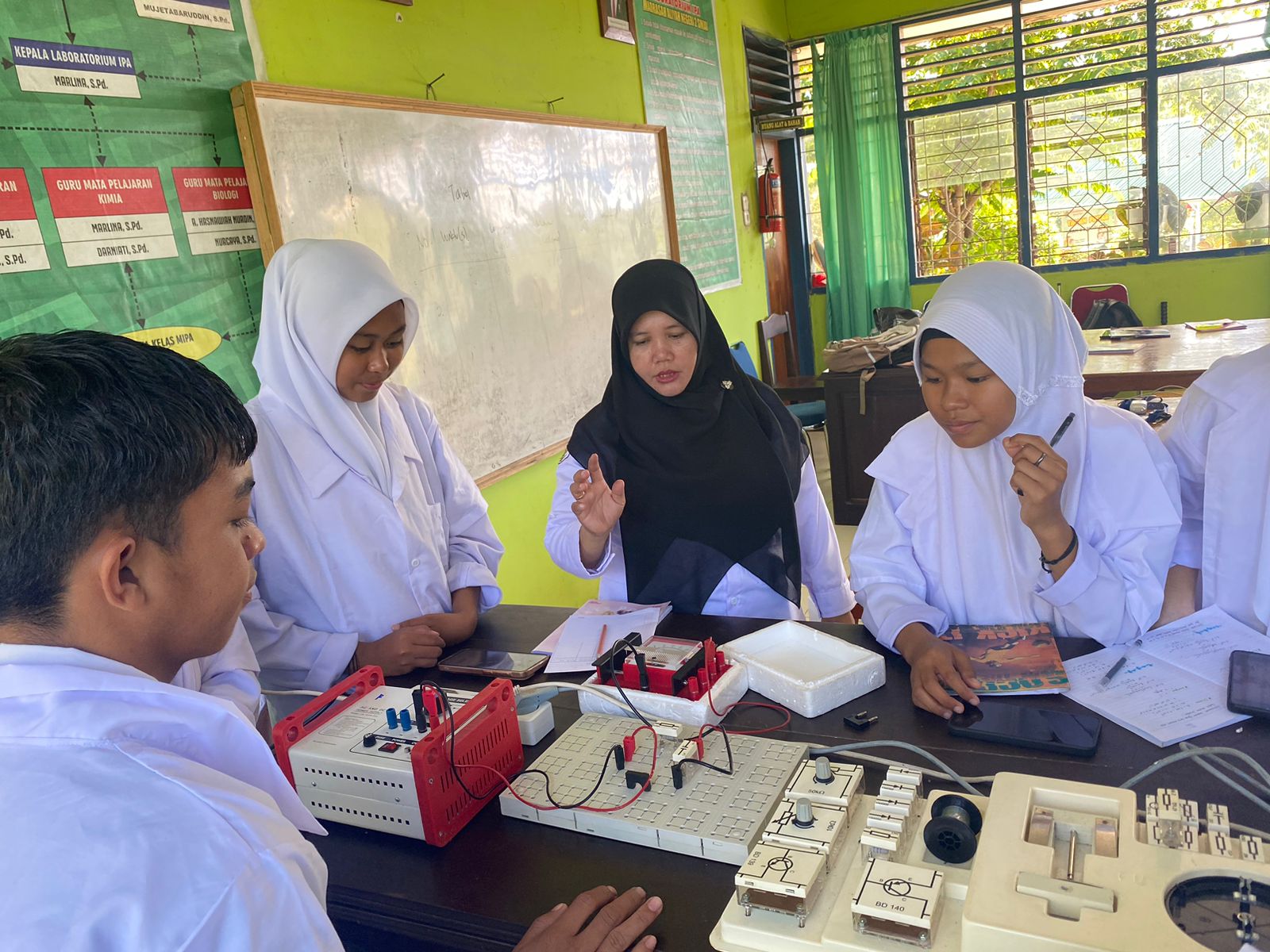 Praktikum Fisika di MAN 2 Sinjai: Belajar Kapasitor Jadi Lebih Mudah Dipahami