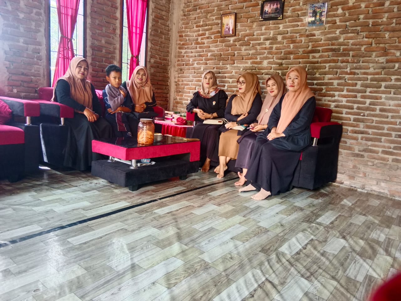 Wujud Kepedulian, Kepala MIN 3 Sinjai Bersama PTK Jenguk Peserta Didik yang Sakit