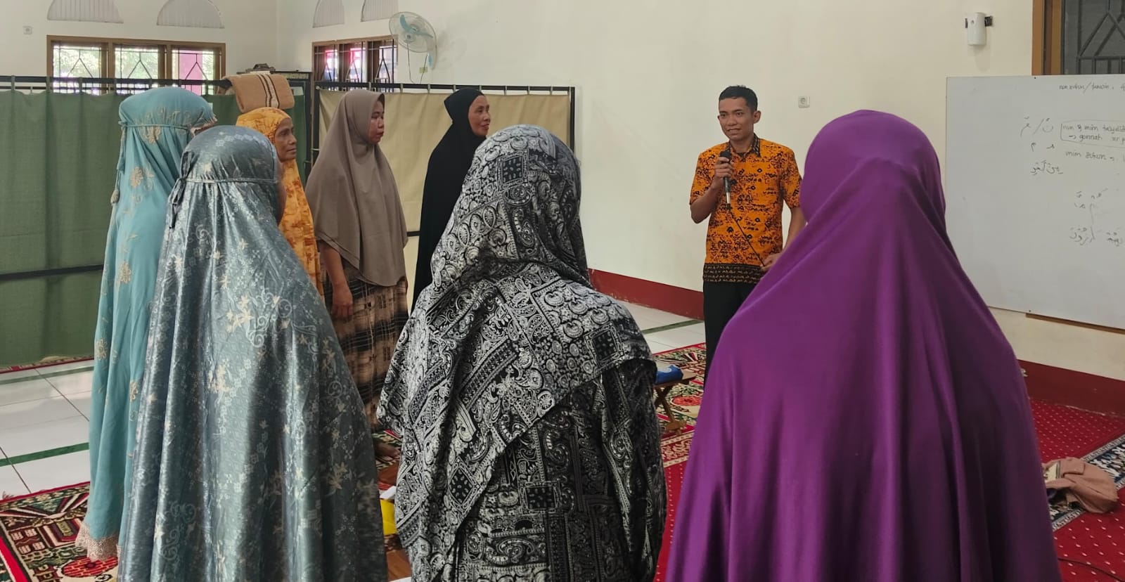 Riswandi saat melatih para ibu
