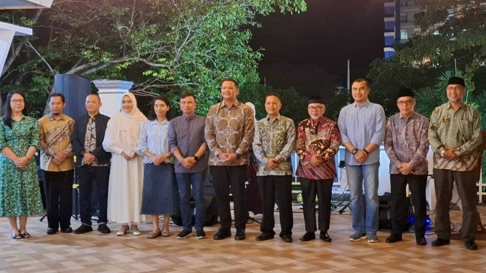 Kakan Kemenag Bantaeng foto bersama Bupati, Wakil Bupati Bantaeng beserta jajaran forkopimda di acara ramah tamah pelepasan pamit tugas Ketua Pengadilan Negeri Bantaeng