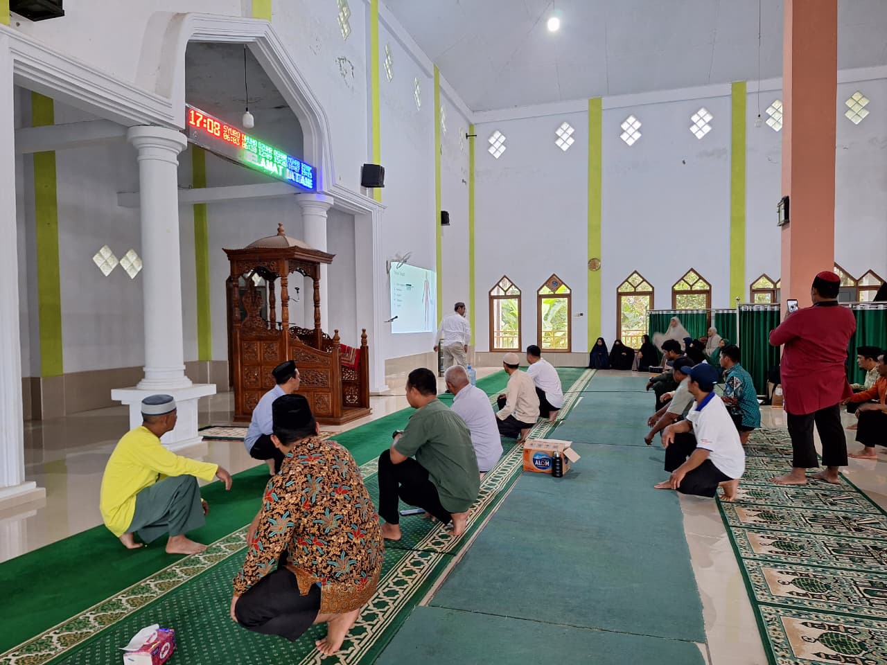 Seminar dan praktik kesehatan di Masjid Besar Malakaji