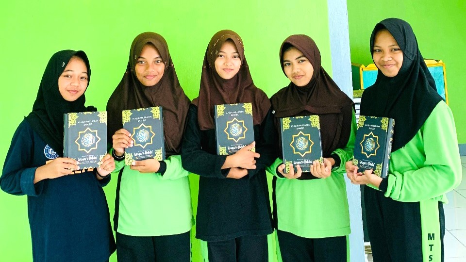 MTs Tonrong Bulukumba Terima wakaf 30 mushaf Al-Qur’an
