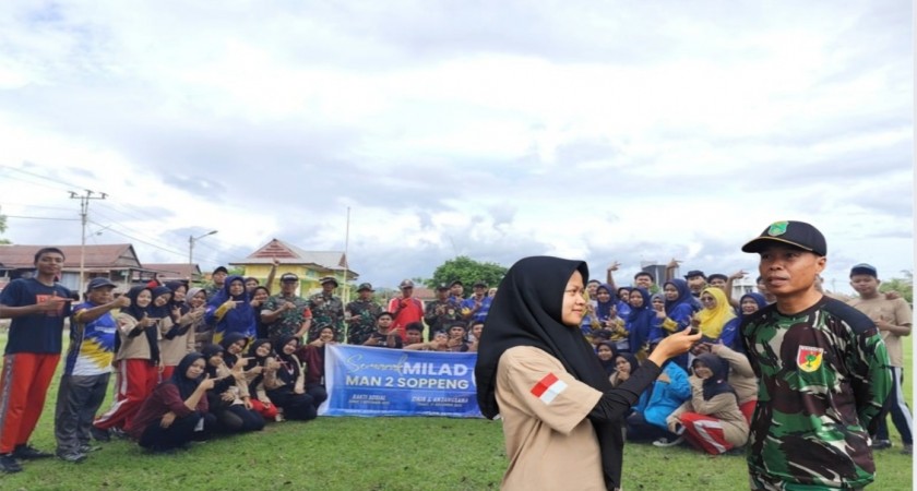Wawancara singkat dengan personel Koramil Marioriawa turut mengukuhkan semangat kebersamaan pada rangkaian kegiatan Milad MAN 2 Soppeng.