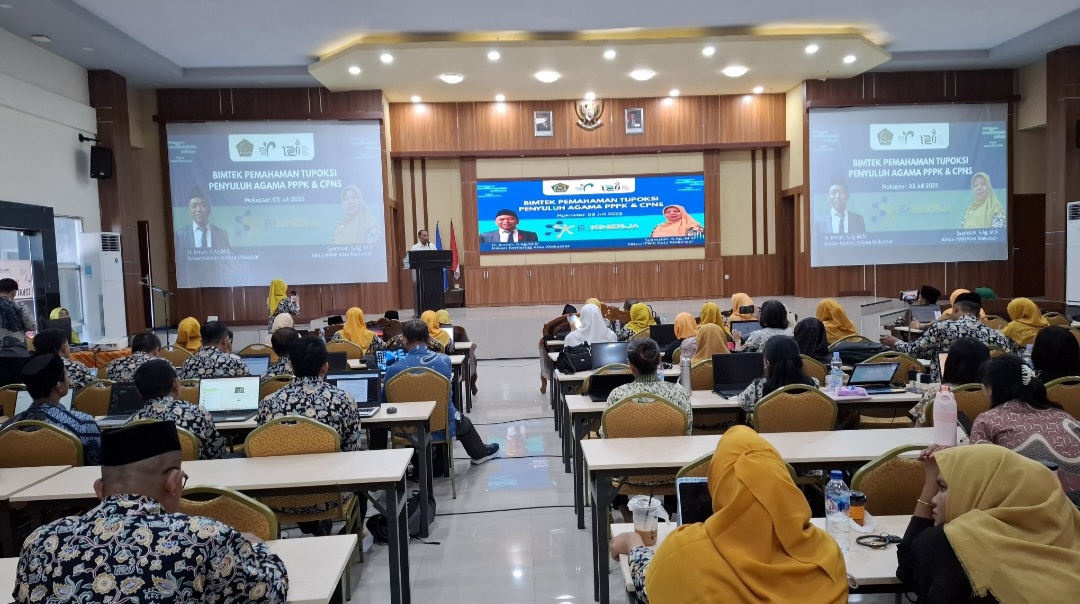 Kakankemenag Kota Makassar H.Irman saat memberikan sambutan dalam kegiatan bimtek penyuluh agama