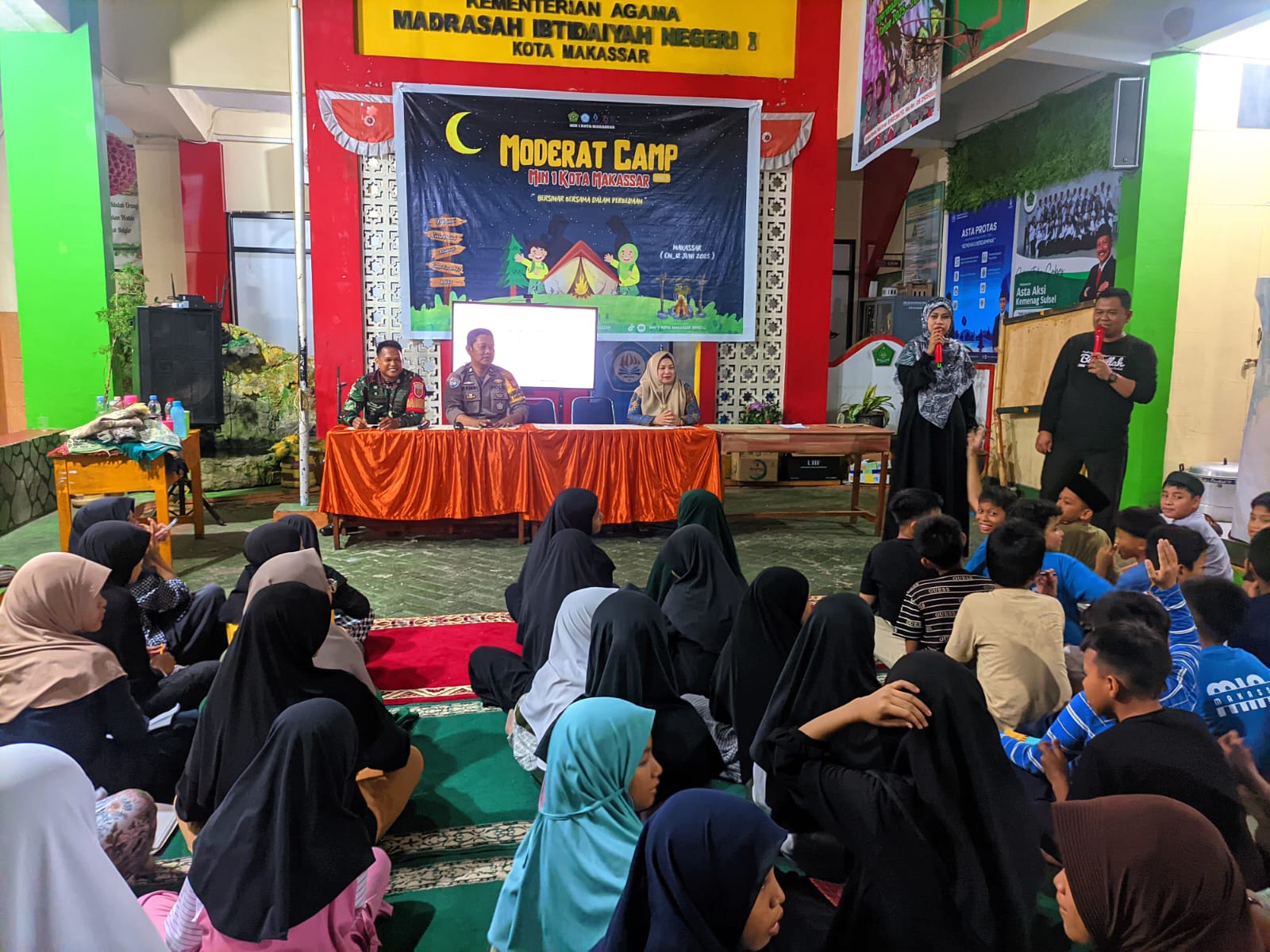 Pembimbingan Oleh BHABINKAMTIBMAS dan BABINSA kepada Siswa MIN 1 Kota Makassar saat kegiatan. Kemah Moderasi