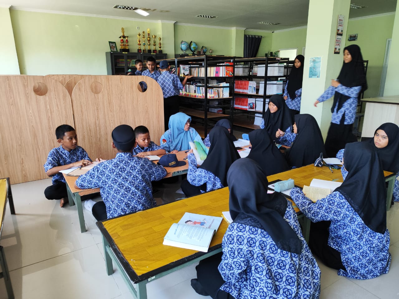 MTsN 2 Kota Makassar Rayakan Hari Anak Nasional 2025 dengan Gerakan Setiap Anak Membaca