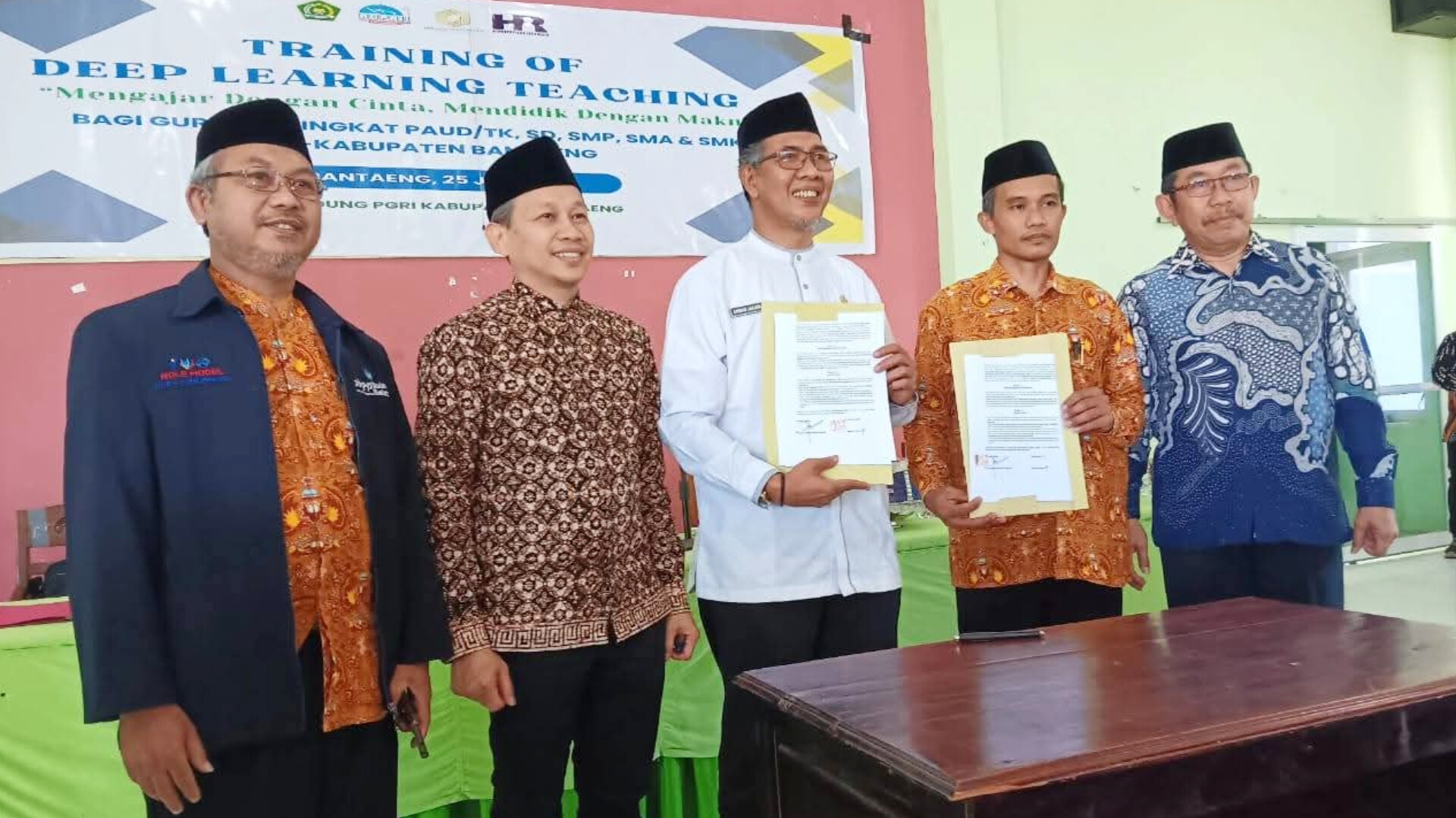 Kakan Kemenag Bantaeng Hadiri Training Of Deep Learning Teaching AGPAII dan Penandatanganan MoU dengan SMAN 1, Disaksikan Stafsus Menag