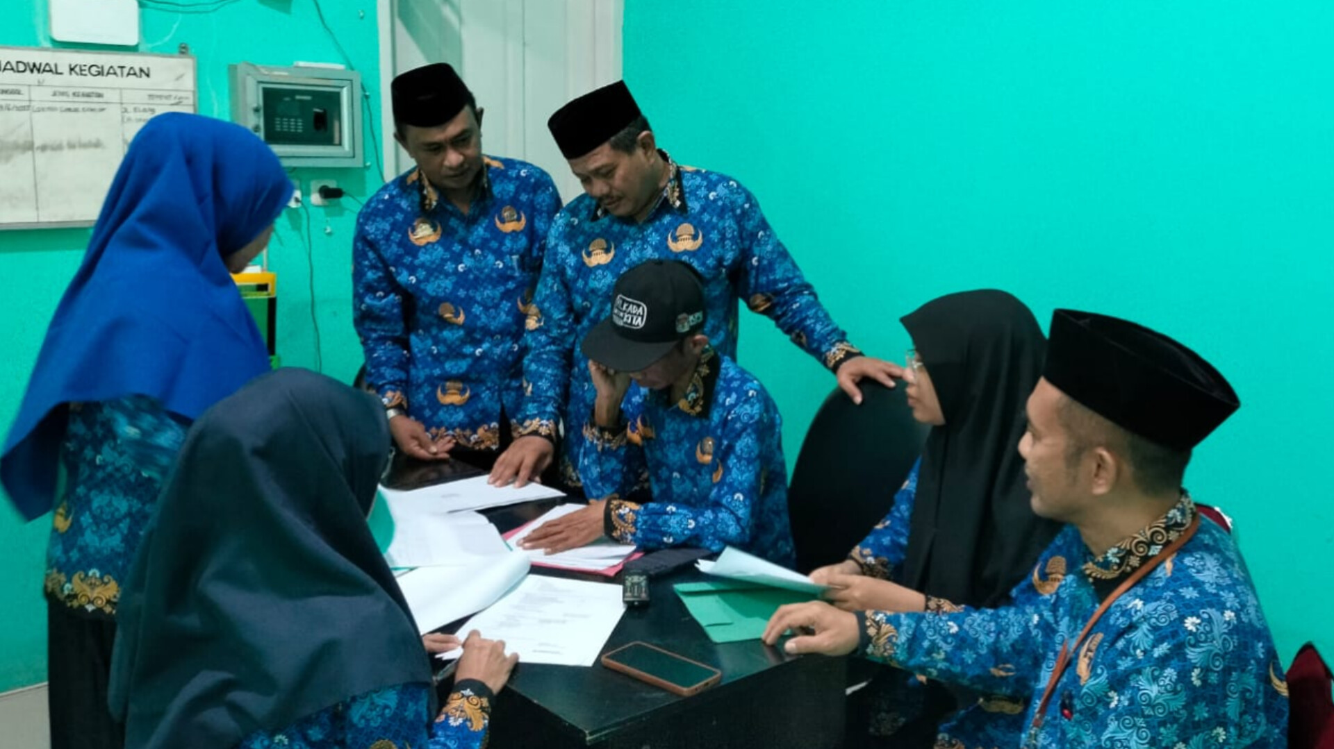 Tim Monev Seksi Bimas Islam Laksanakan Supervisi Administrasi Nikah, Rujuk, PNBP dan NR di KUA Kecamatan pada Kamis, 17 Juli 2025 (Foto: Bimas Islam Kemenag Bantaeng))